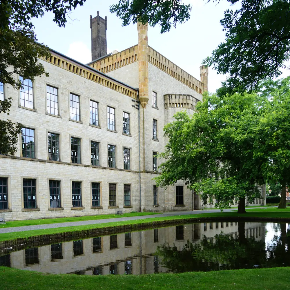 Die Ravensberger Spinnerei spiegelt sich im Teich